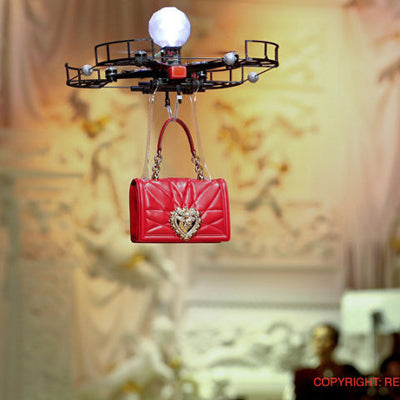 Dolce & Gabbana Handtaschen fliegen über den Laufsteg